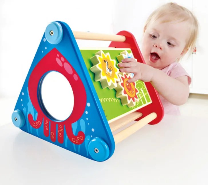 Drevený box plný aktivít