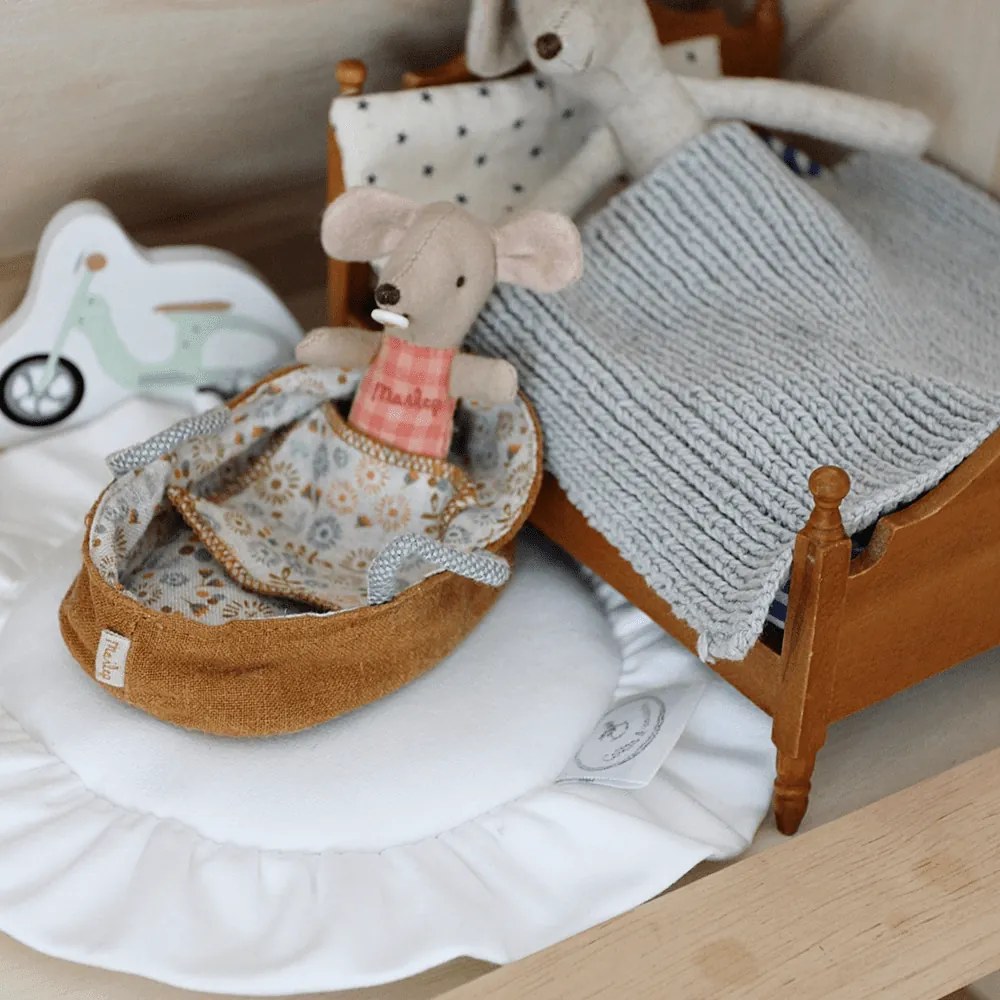 Mini podložka s volánom biela