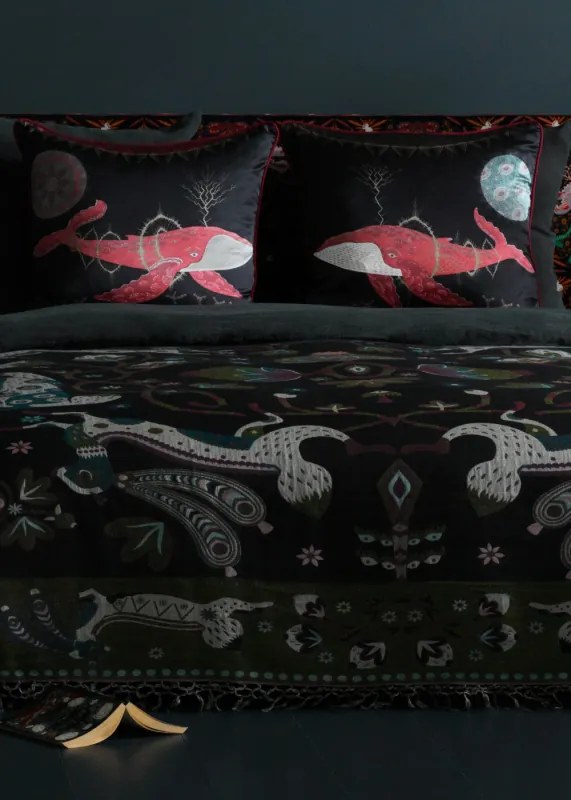 Obliečka na vankúš Cosmic Whale with Red Planet 60x60, čierno-červená