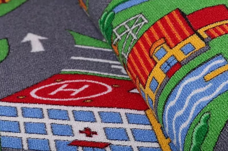 Detský koberec dedinkou