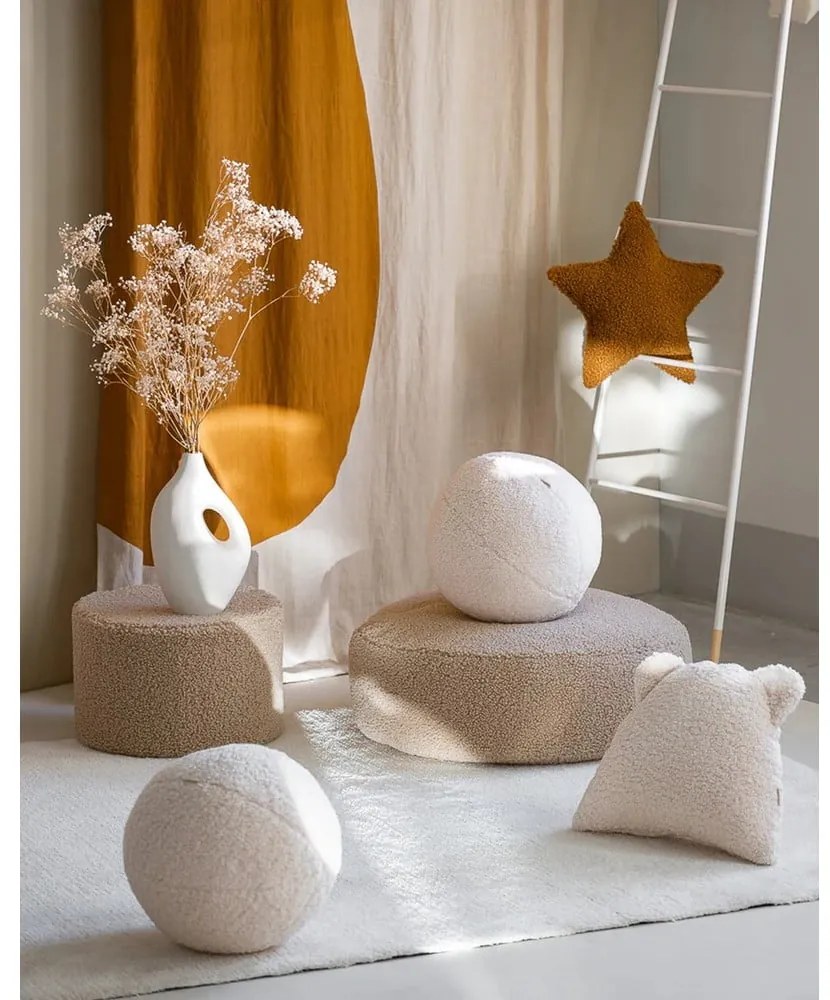 Krémový detský pohovkový vankúš z textílie buklé Bear – Wigiwama