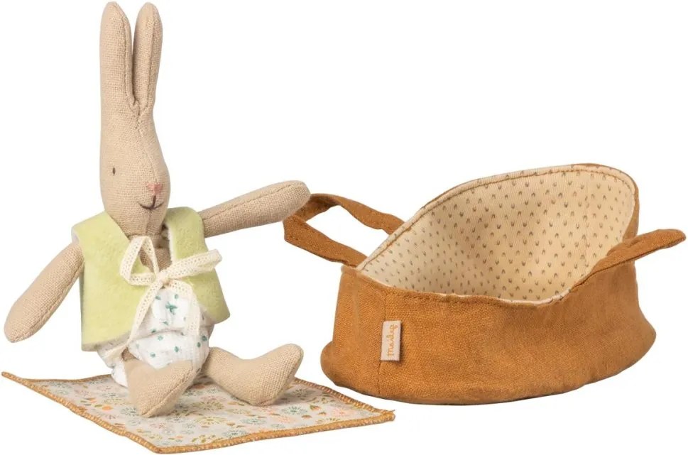 Zajačik v cestovnej postieľke