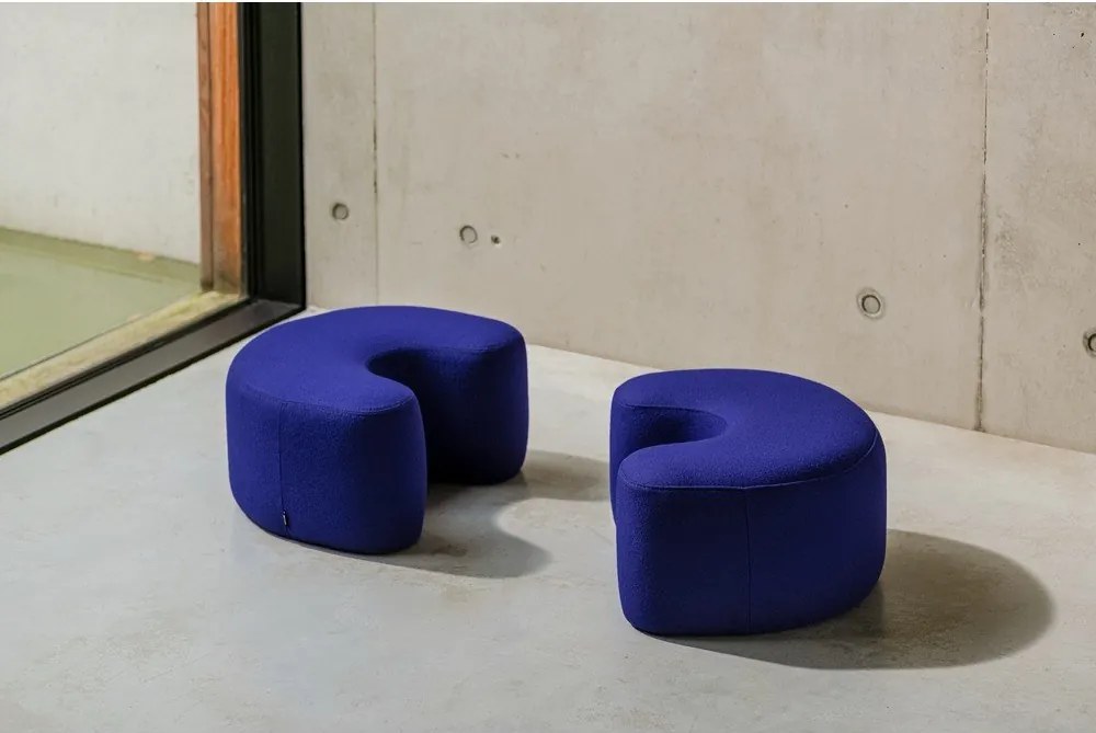 Modrý vlnený taburet Ü – noo.ma