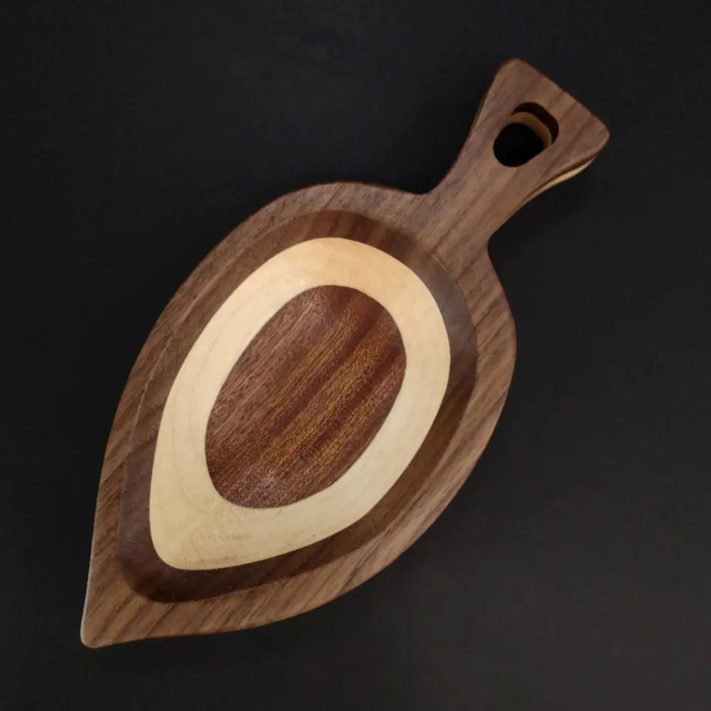 AMADEA Drevená miska mozaika v tvare listu, masívne drevo, 3 druhy drevín, rozmer 22x10, 50x2, 50 cm