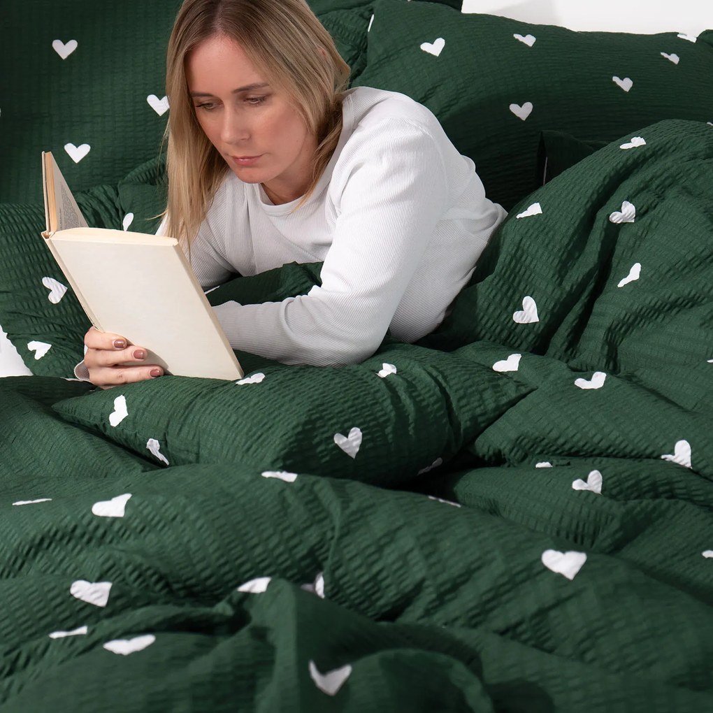 Goldea krepové posteľné obliečky - srdiečka na tmavo zelenom 140 x 200 a 70 x 90 cm