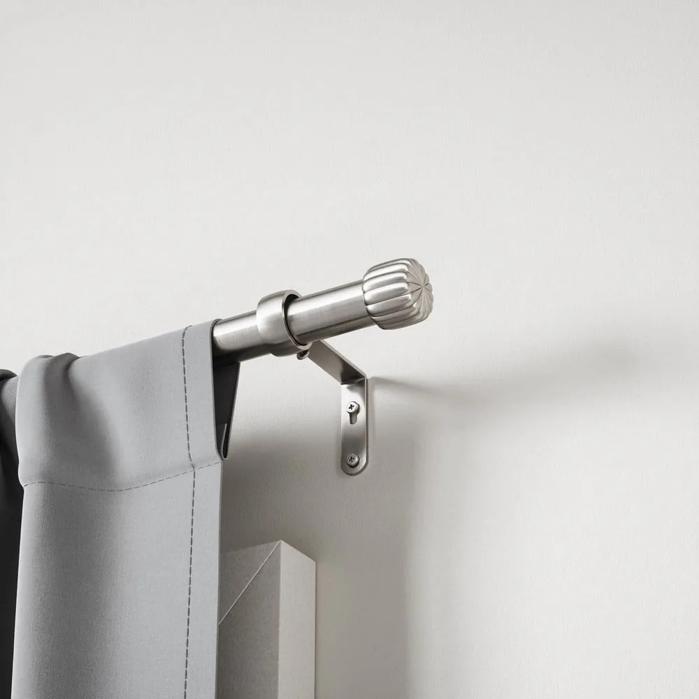 Oceľová roztiahnuteľná garniža v striebornej farbe 168 - 305 cm Cleo – Umbra