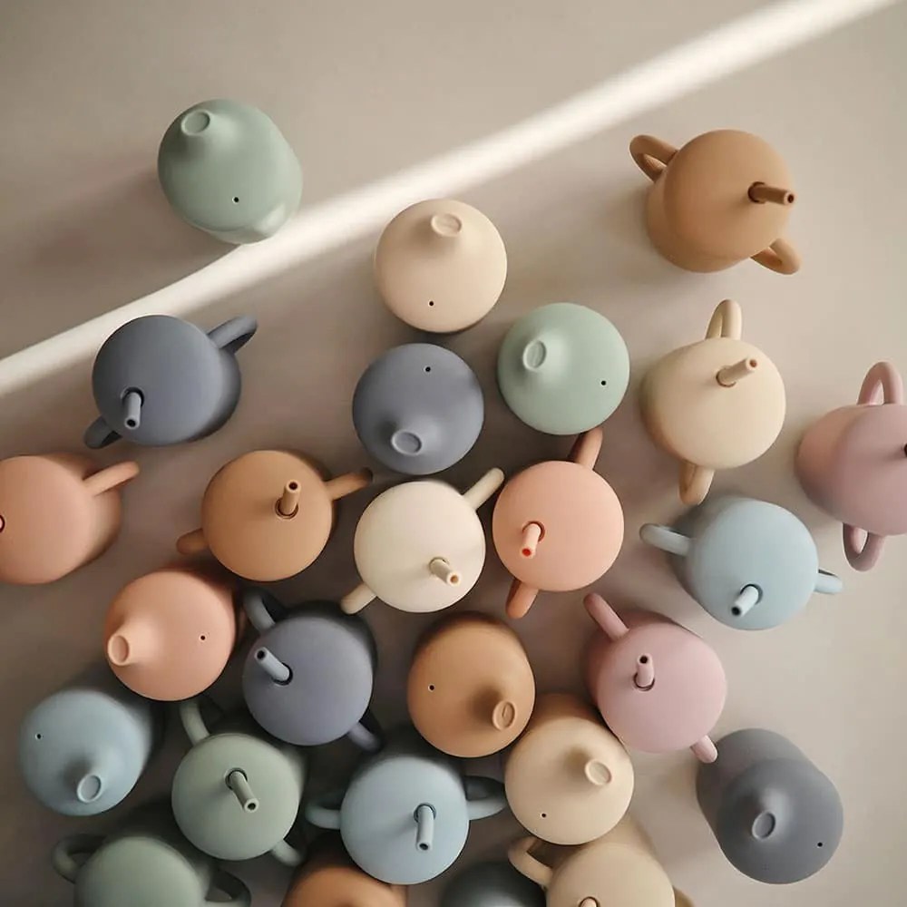 Mushie silikónový hrnček s náustkom - Tradewinds