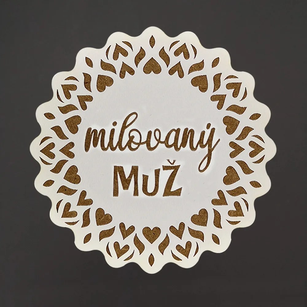 AMADEA Drevený podtácok okrúhly text "milovaný muž", priemer 10,5 cm, český výrobok