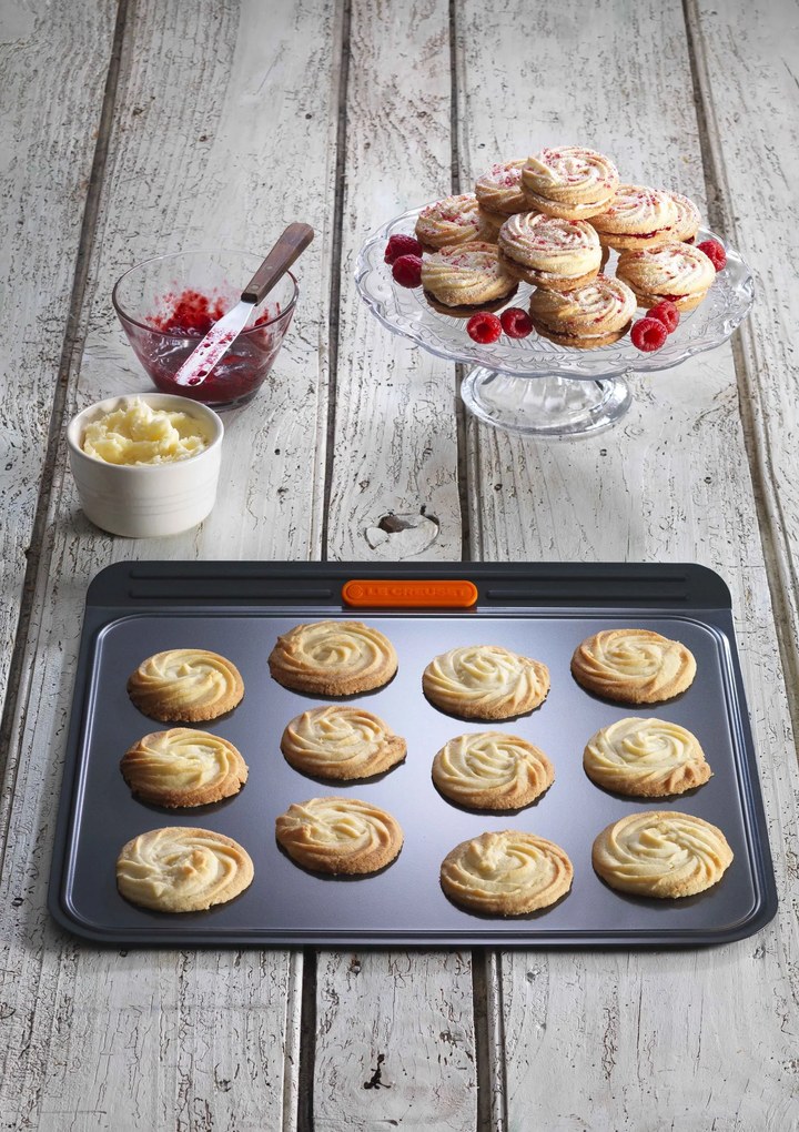 Plech na pečenie Le Creuset s dvojitým dnom s nepriľnavým povrchom 38 cm