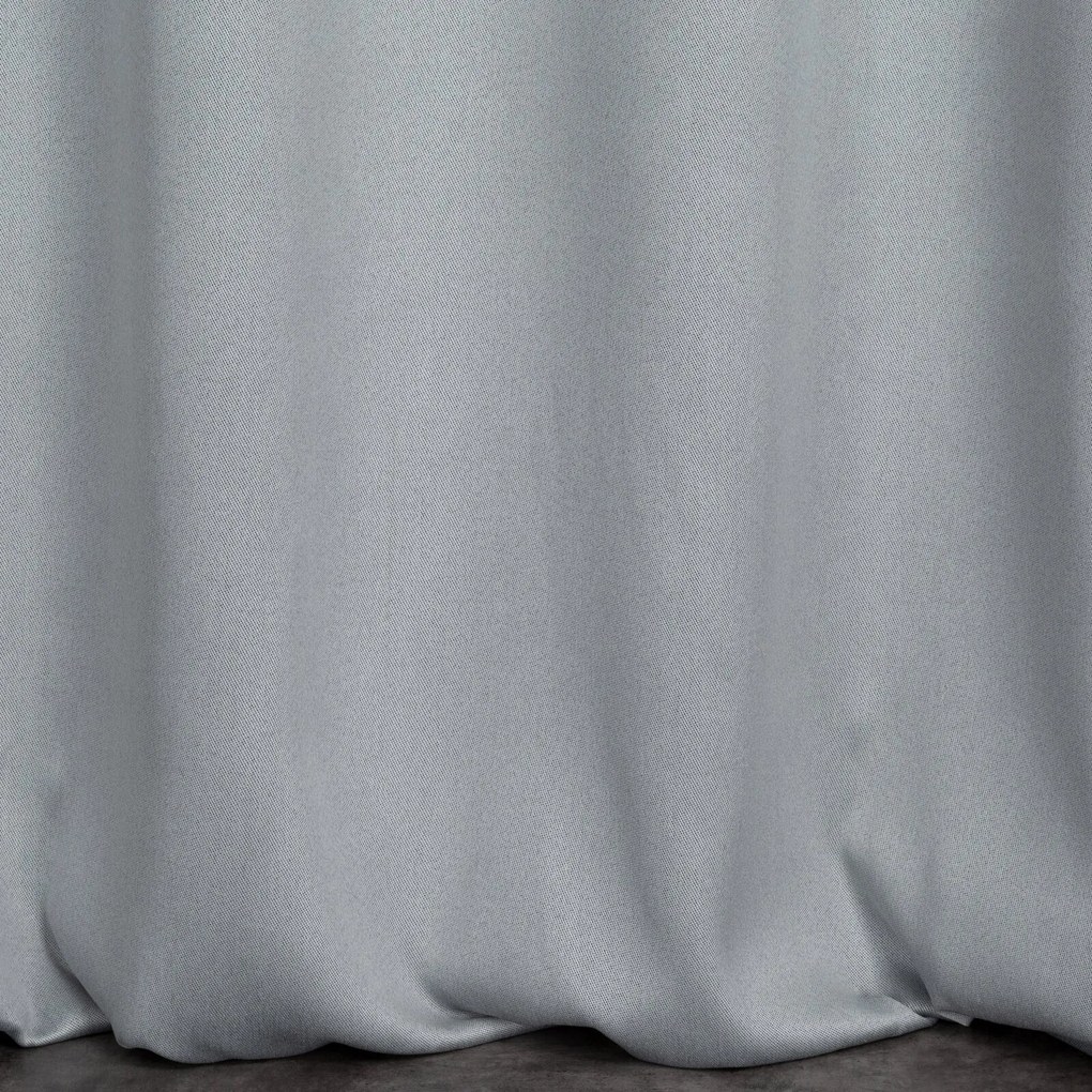 ZATEMŇOVACÍ ZÁVES NA KRÚŽKOCH CARLO 135X250 CM STRIEBORNÁ