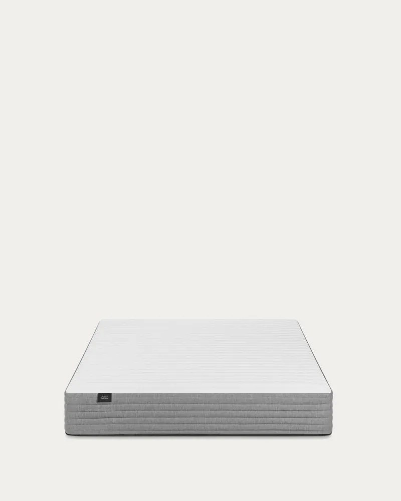 Stredne tvrdý penový termoregulačný matrac 135x190 cm Yoko – Kave Home