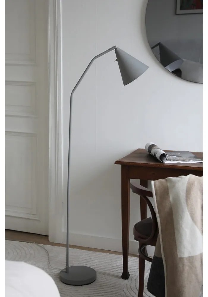 Sivá LED stmievateľná stojacia lampa s kovovým tienidlom (výška 144 cm) Funil – Markslöjd