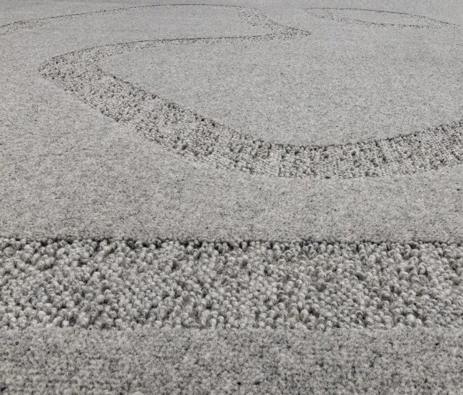 Koberec Agnella Morphic Blooms sivý