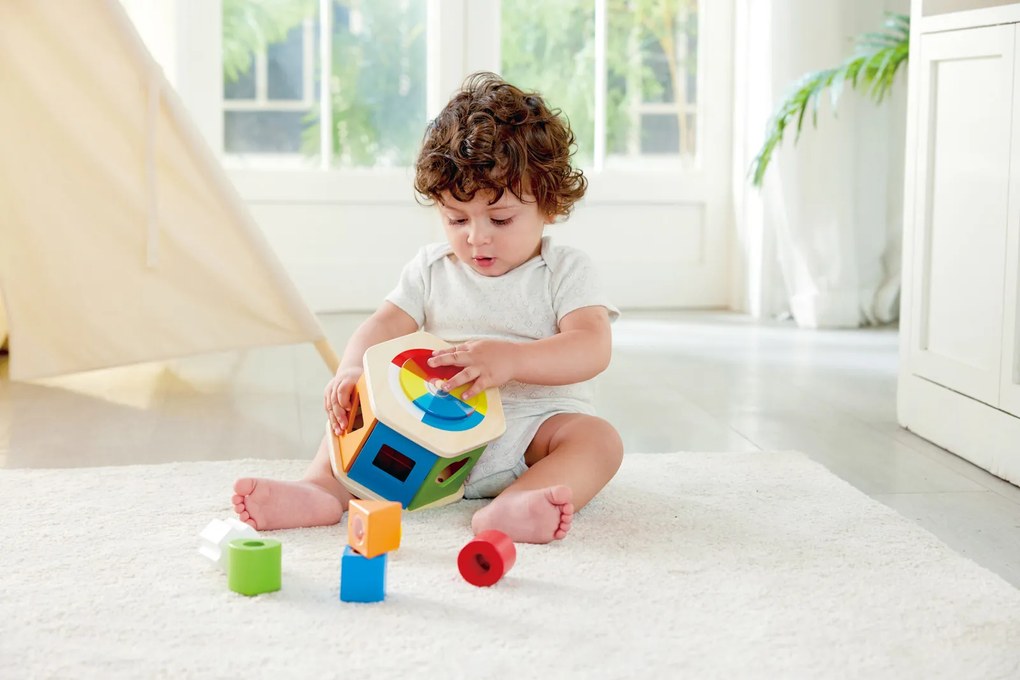 Drevená vkladačka s geometrickými tvarmi