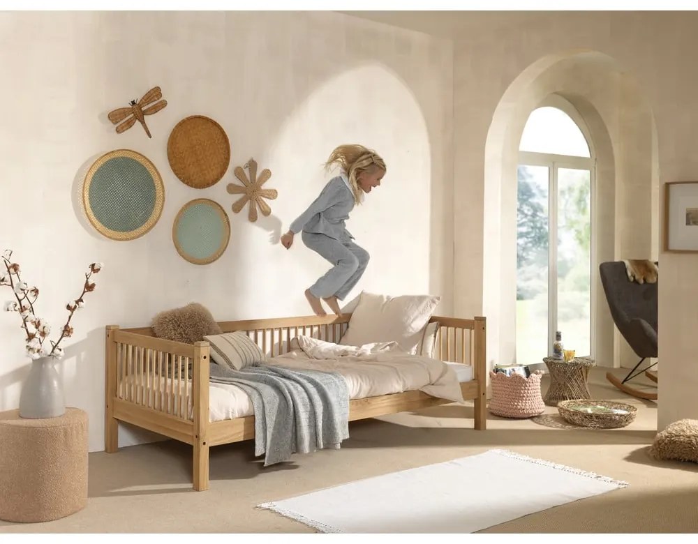 Detská posteľ z dubového dreva v prírodnej farbe s výsuvným lôžkom a úložným priestorom 90x200 cm Forrest – Vipack