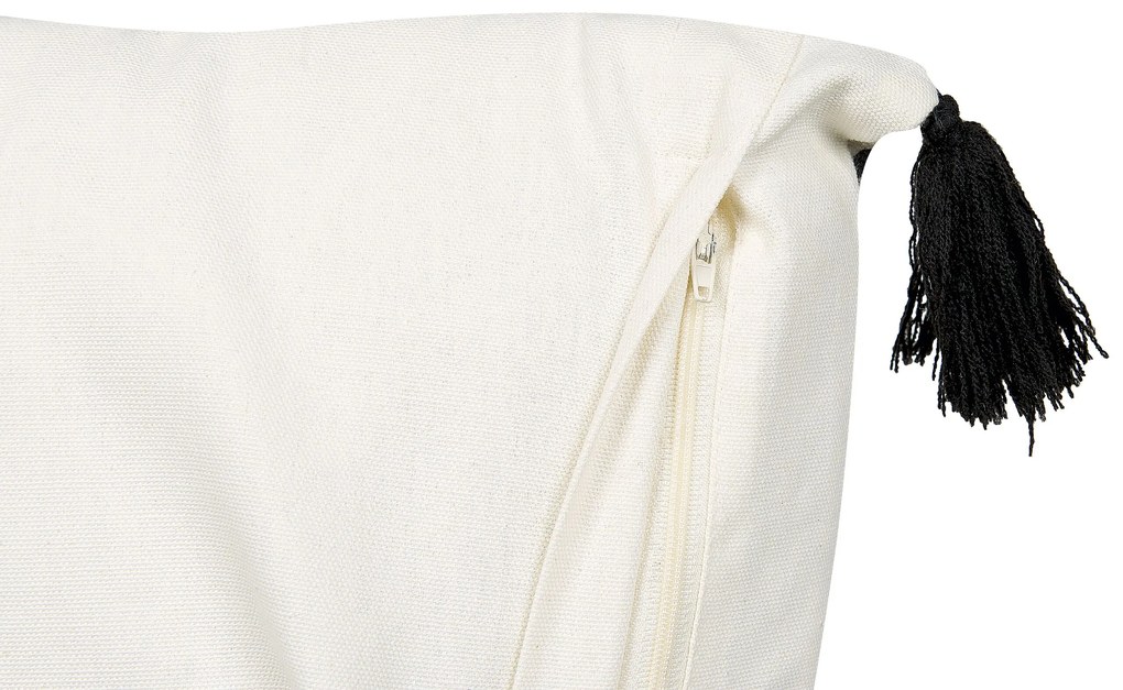 Sada 2 bavlnených vankúšov s geometrickým vzorom so strapcami 45 x 45 cm biela a čierna MAYS Beliani