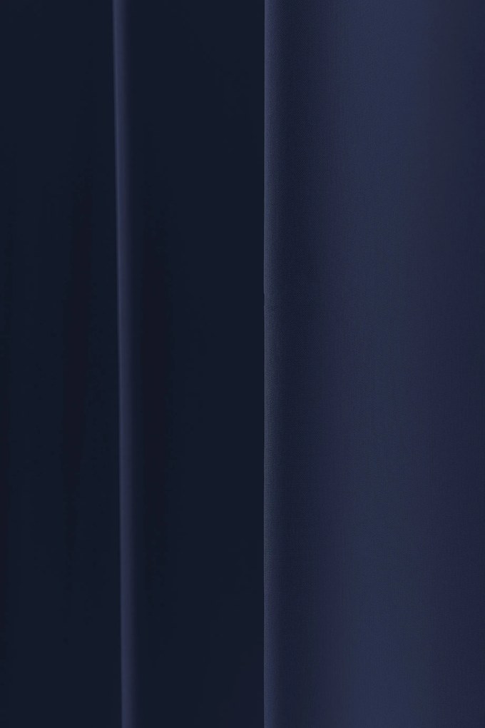 Tmavomodrý záves OXFORD 140x250 cm Zavesenie: Kovové krúžky