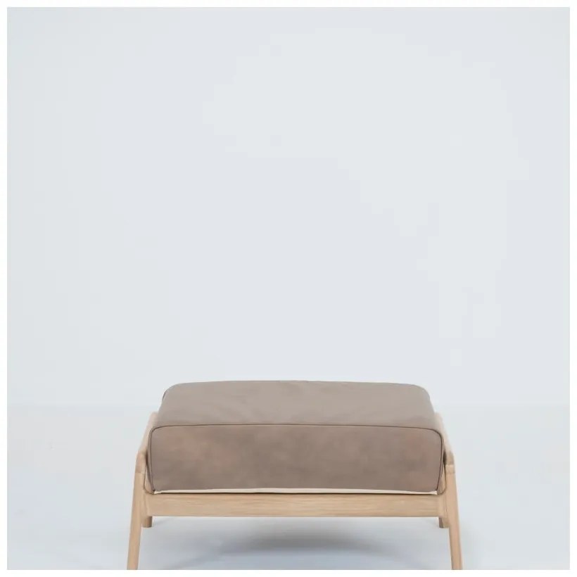 Svetlohnedá podnožka z byvolej kože s konštrukciou z masívneho dubového dreva Gazzda Fawn