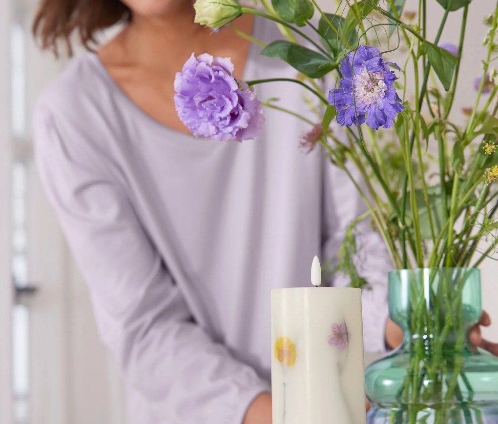 LED sviečka z pravého vosku so sušenými kvetmi