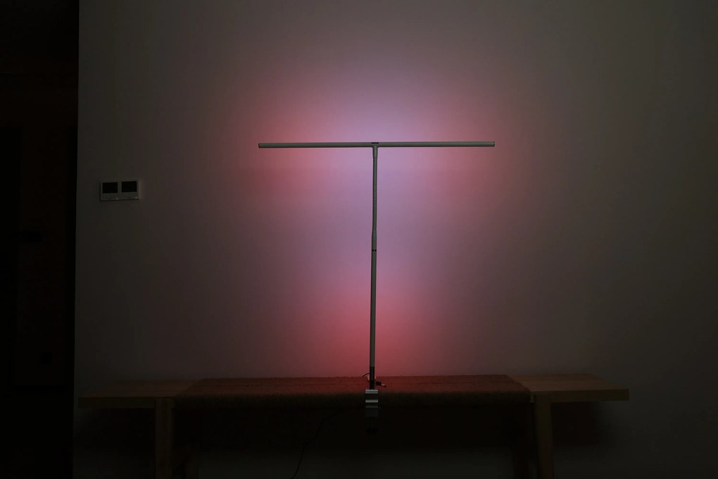 Stolná LED lampa NOX s RGBW efektmi, svorka, diaľkový ovládač