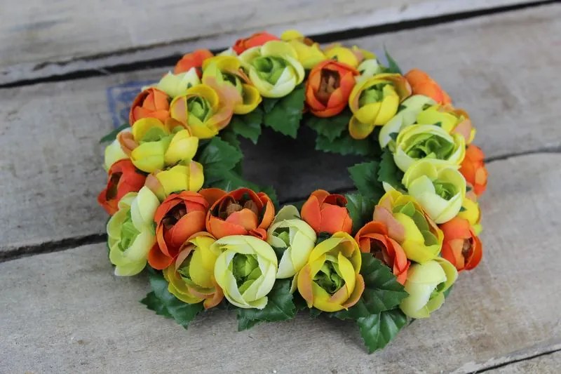 Žlto oranžový venček z ranunculusov 16cm