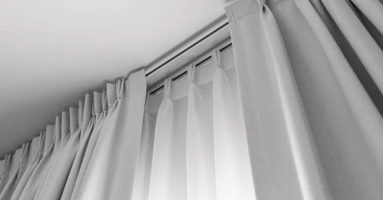 Dekorstudio Stropná hliníková koľajnica SMART - jednoradová Dĺžka: 360cm, Typ príslušenstva: Bežec na šnúrke každé 6cm + Francúzsky háčik