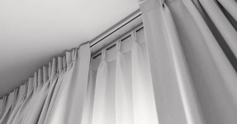 Dekorstudio Stropná hliníková koľajnica SMART - jednoradová Dĺžka: 560cm, Typ príslušenstva: Otočný bežec na šnúrke každé 6cm + Francúzsky háčik