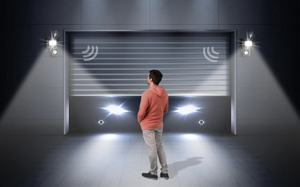 LED reflektor 10W 900lm so senzorom pohybu, súmrakový reflektor IP65