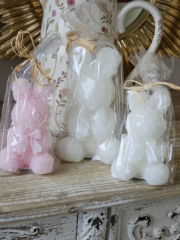 Biela ružičková sviečka v tvare zajačika Rabbi Rose - 7*7*12 cm