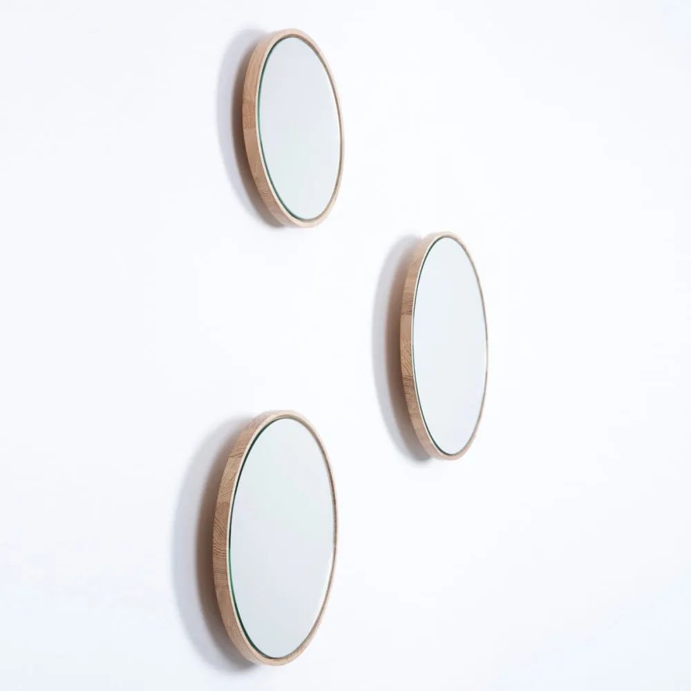Nástenné zrkadlo s rámom z masívneho dubového dreva Gazzda Look, ⌀ 22 cm
