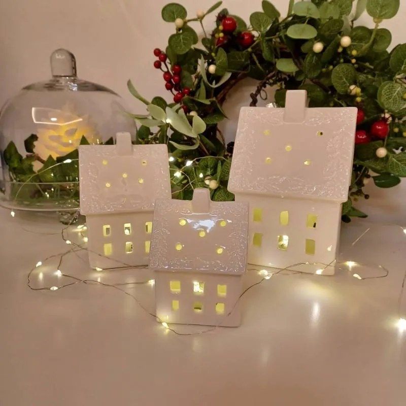 DECOLED Keramický domeček, 8,5 x 6,9 x 12,9 cm, teple bílá, 2xLR44