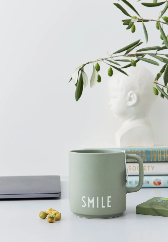 DESIGN LETTERS Porcelánový hrnček s uškom Smile 300 ml