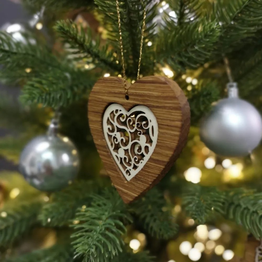 AMADEA Drevená ozdoba z masívu s vkladom - srdce s ornamentom 7 cm