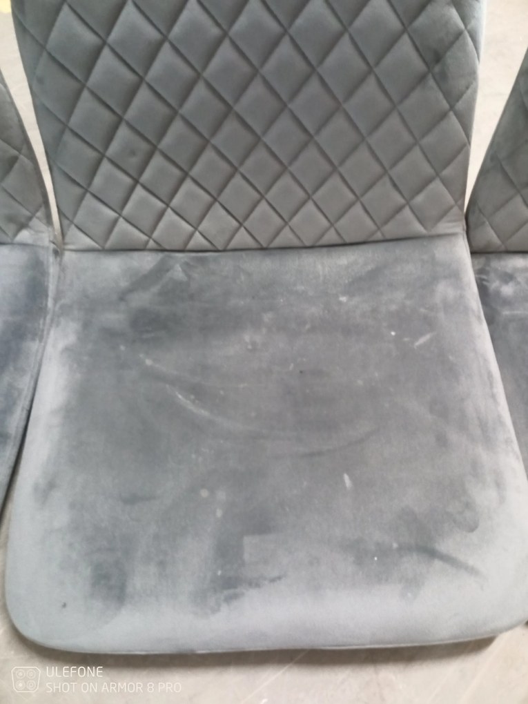 AKCIA Sivá stolička IRYS VELVET s čiernymi nohami II. akosť