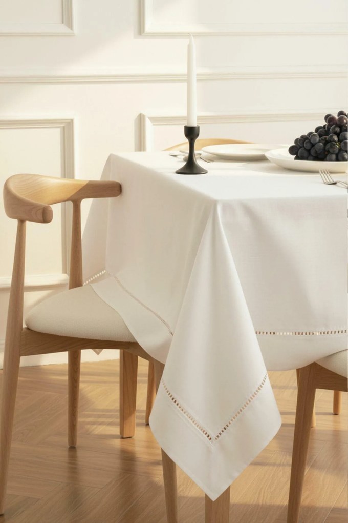 Obrus CLASSY biely Rozmer: 140x280 cm