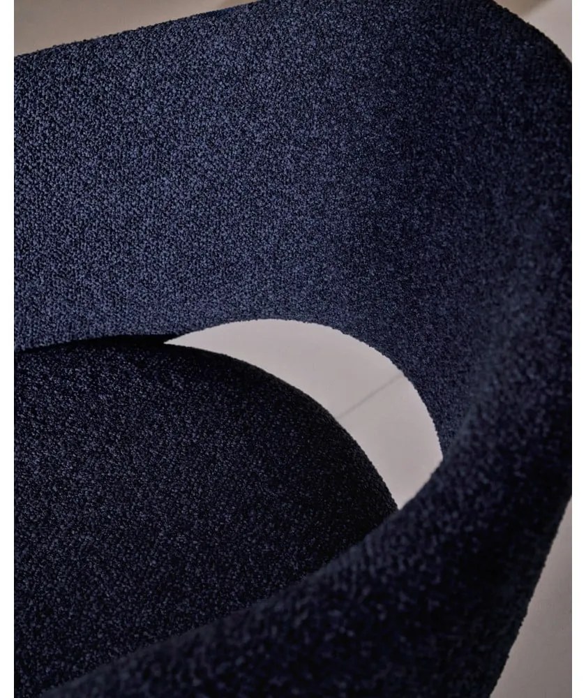 Tmavomodré čalúnené jedálenské kreslo Maina – Kave Home