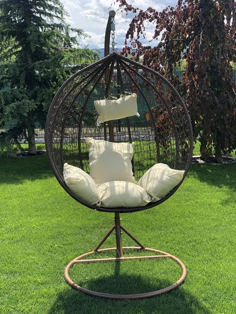 Luxusné závesné kreslo hnedej farby s béžovými vankúšmi
