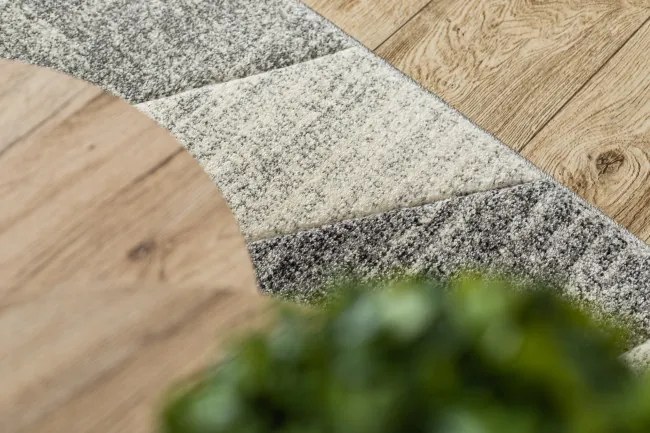 Koberec FEEL 5673/16811 HERRINGBONE čierny / sivý / krémový