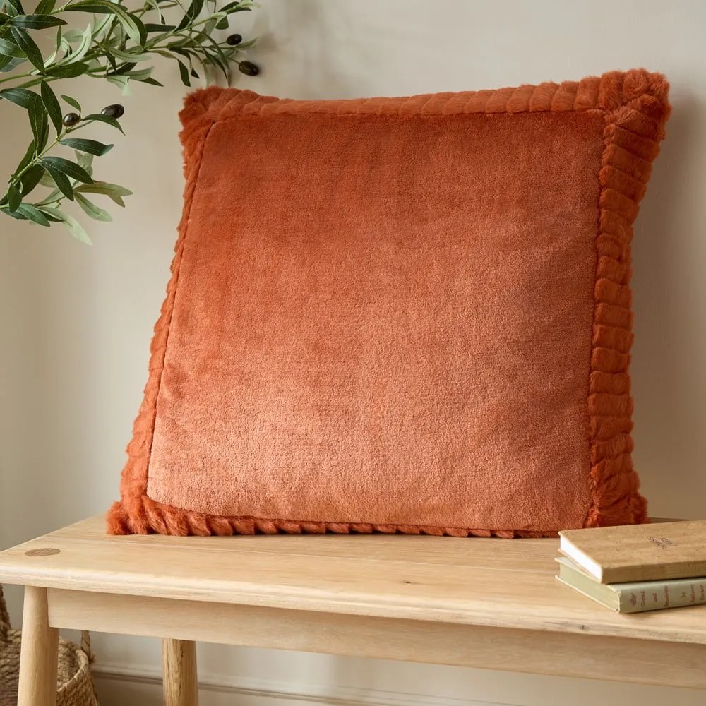 Dekoračný vankúš z mikroplyšu 55x55 cm Velvet and Faux Fur – Catherine Lansfield