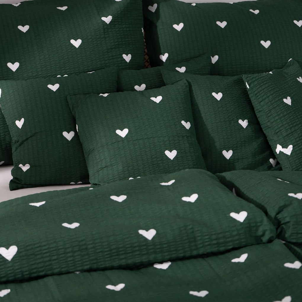 Goldea krepové posteľné obliečky - srdiečka na tmavo zelenom 140 x 200 a 70 x 90 cm
