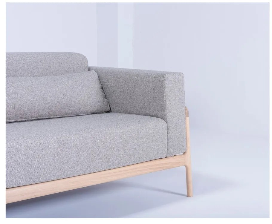 Sivá pohovka s konštrukciou z masívneho dubového dreva Gazzda Fawn Plus, 240 cm