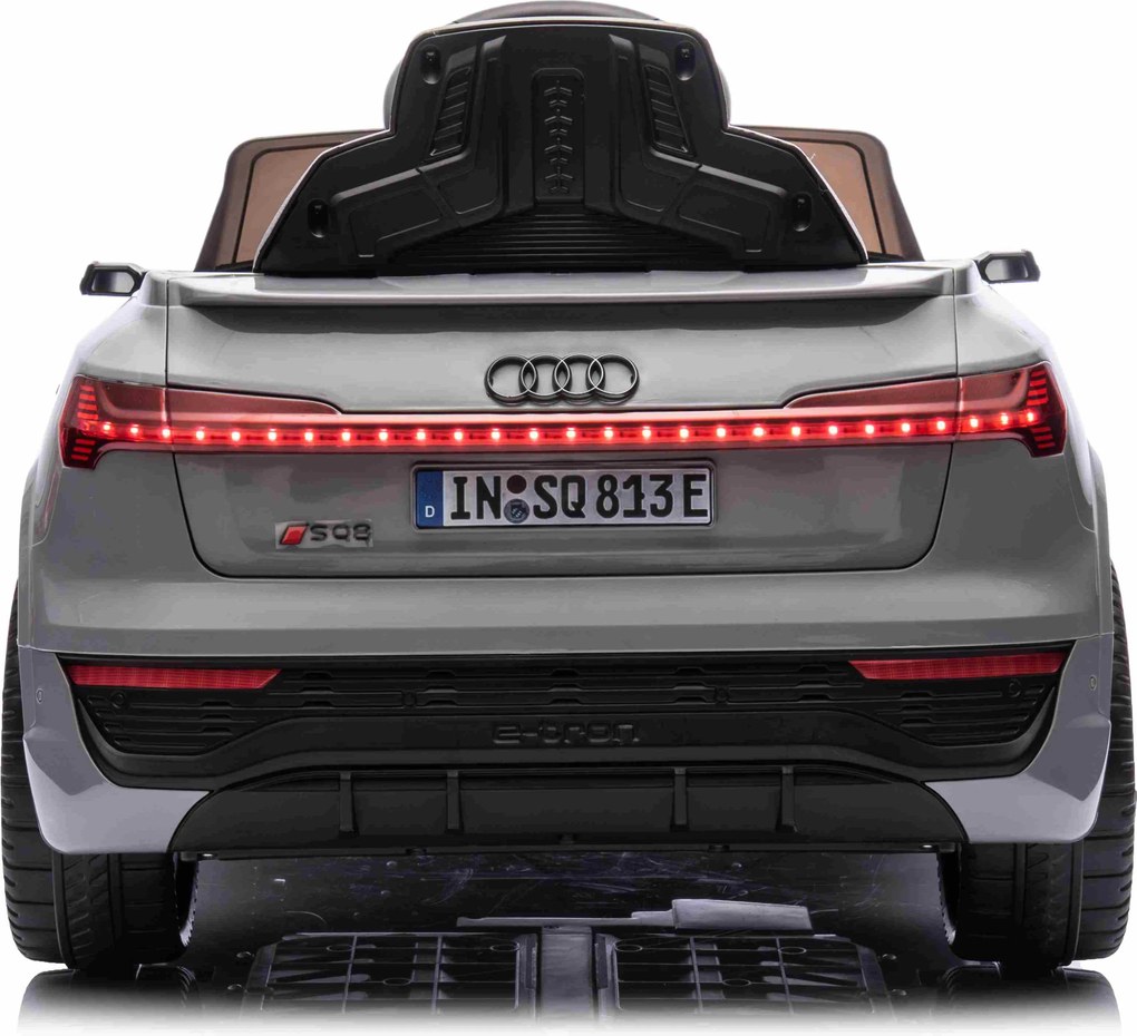 Ramiz Audi SQ8 vozidlo Sivá