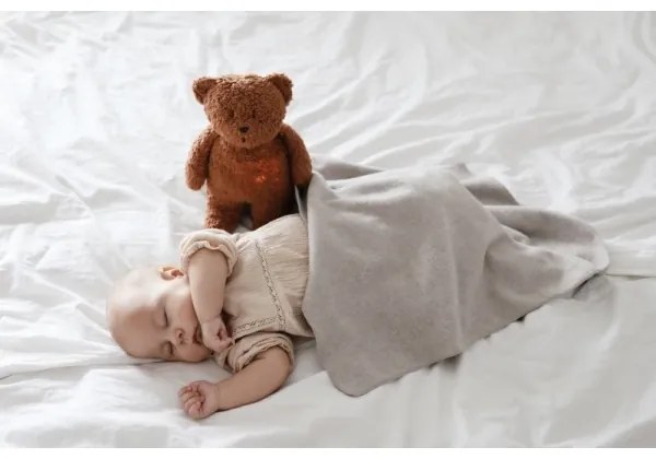 Moonie - Uspávadlo s melódiou a svetlom medvedík organic caramel natur