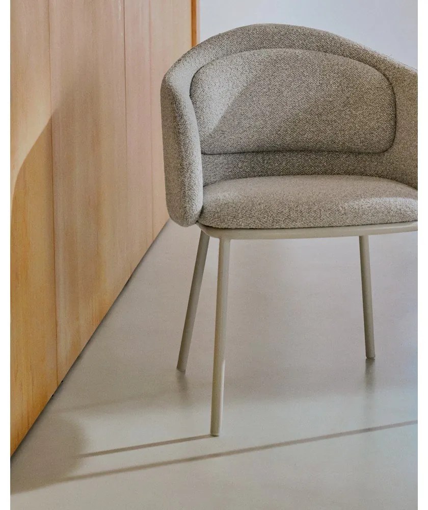 Sivobéžové čalúnené jedálenské kreslo s podrúčkami Minda – Kave Home