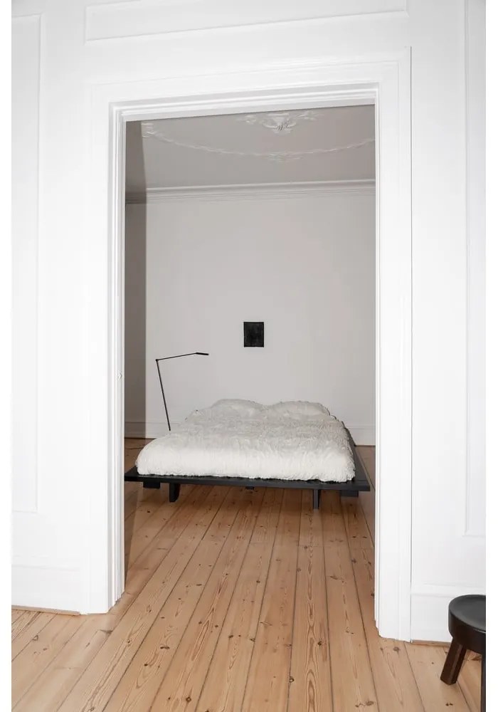 Čierna dvojlôžková posteľ z borovicového dreva s roštom 160x200 cm Japan - Karup Design