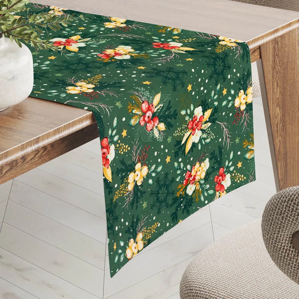 Biante Bavlnený behúň na stôl Sandra SA-713 Vianočné cezmíny na zelenom 35x140 cm