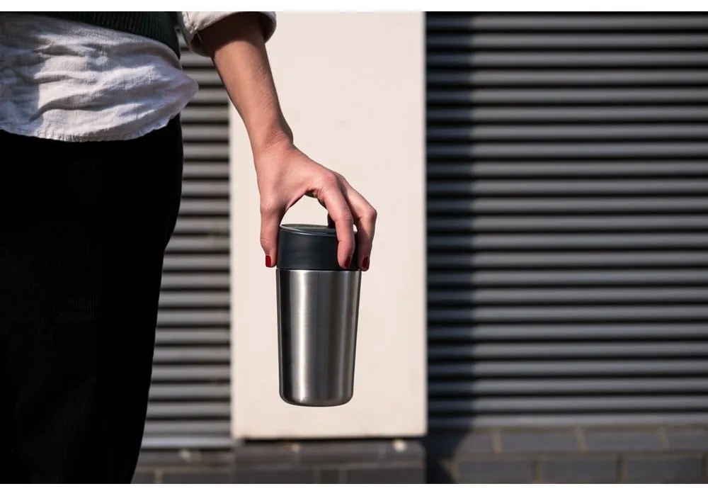 Cestovný hrnček v tmavomodro-lesklo striebornej farbe 450 ml Sipp – Joseph Joseph