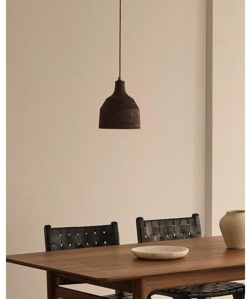 Čierne závesné svietidlo s dreveným tienidlom ø 21 cm Amire – Kave Home