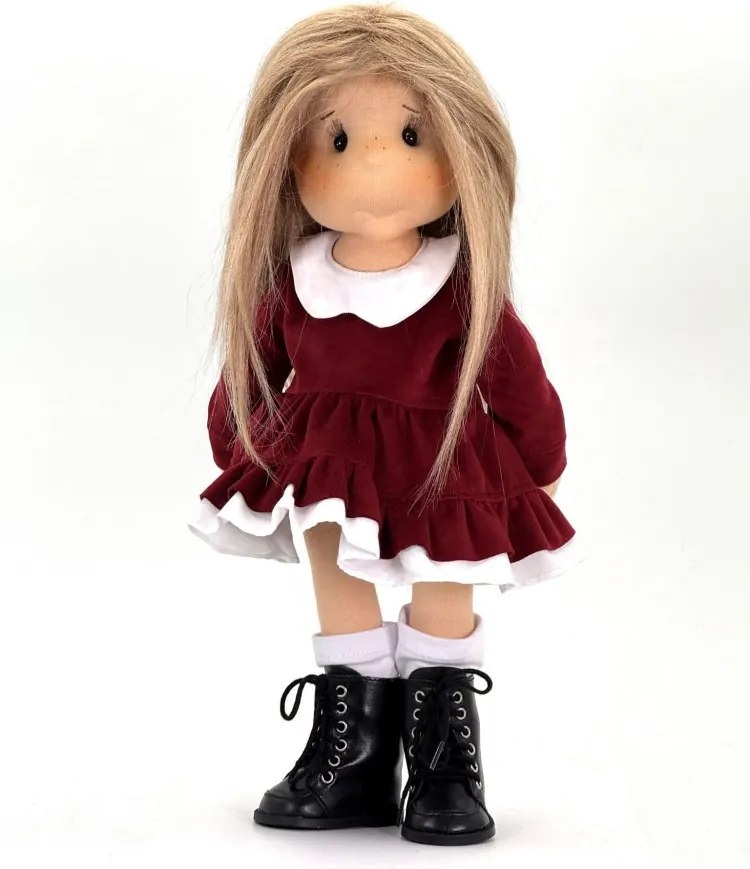 Bordové zamatové šaty pre bábiku – elegantný outfit s bielym golierom