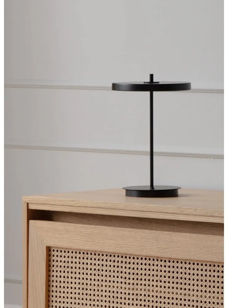 Čierna kovová LED stolová lampa s kovovým tienidlom (výška 31 cm) Asteria Move – UMAGE